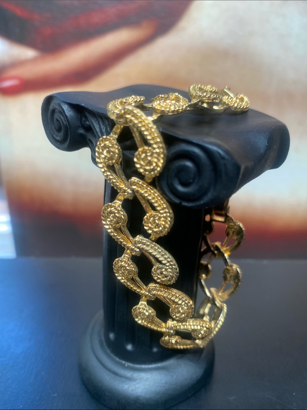 🍇 Elegant Gold tone Bracelet With Intricate Rope Links Vintage